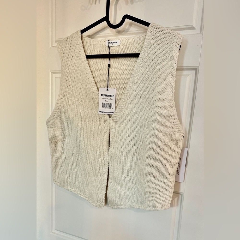Elegant White Sleeveless Top - Picture 6 of 8